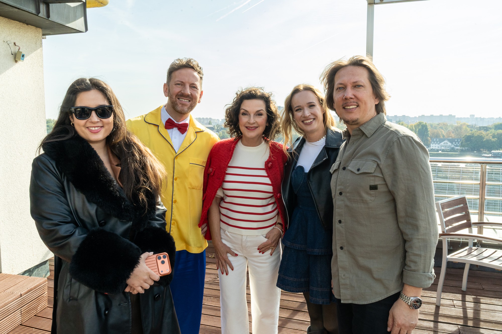 Teri Čikoš, Miro Jaroš, Beáta Dubasová, Kristína a Peter Cmorik.