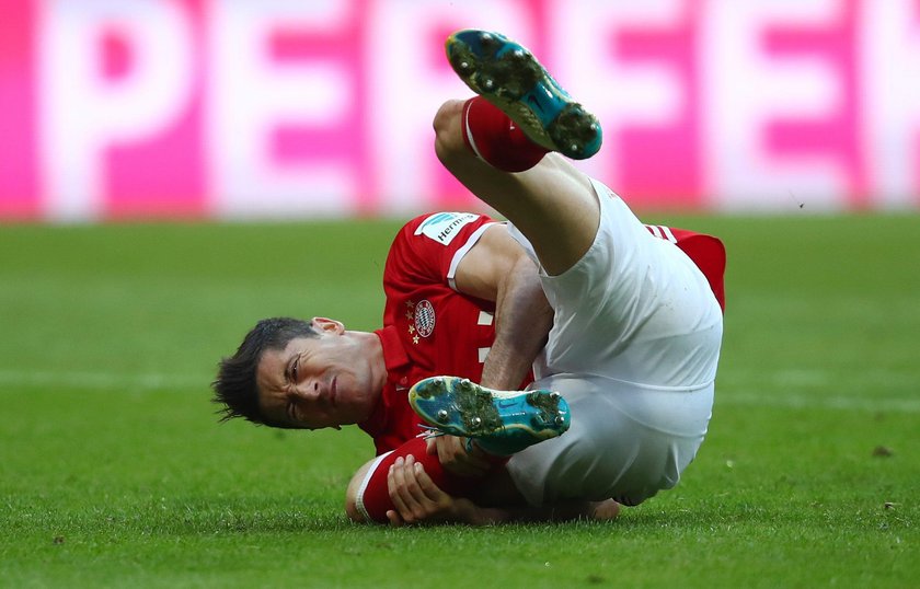 Robert Lewandowski – brutalny faul Marca Bartry na meczu z Borussią