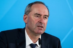 Antysemicka przeszłość wicepremiera Bawarii. "Swobodny lot przez komin w Auschwitz"