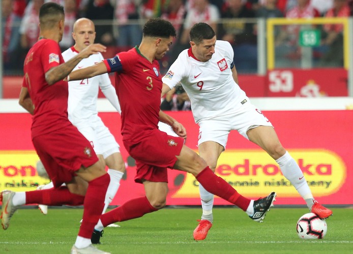 Polacy Robert Lewandowski (P) i Rafał Kurzawa (2L) oraz Pepe (2P) z Portugalii podczas meczu piłkarskiej Ligi Narodów