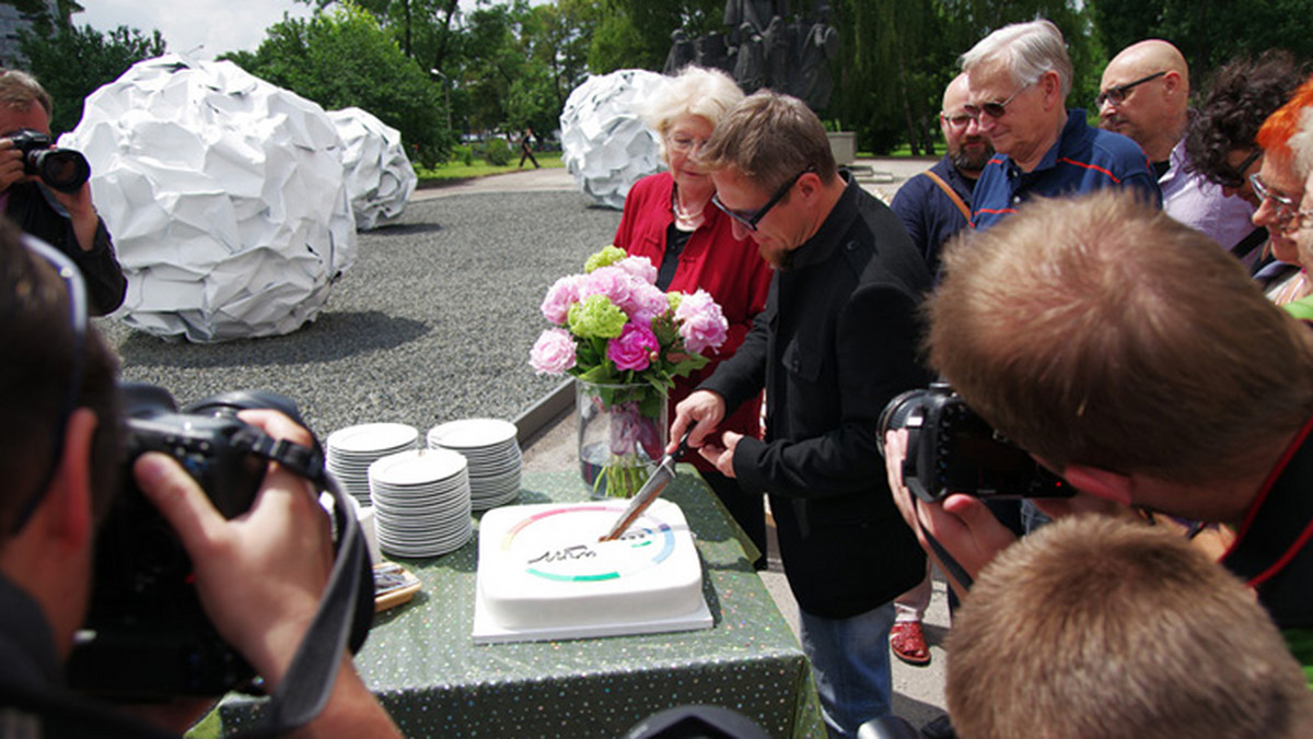 Haiku Aleksandra Janickiego stanęło przed Muzeum Narodowym w dniu setnej rocznicy urodzin Czesława Miłosza.