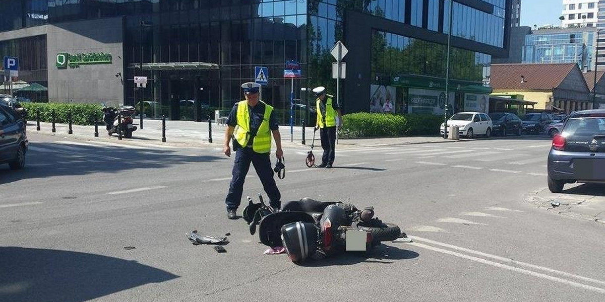 Skuter zderzył się z osobówką. Są utrudnienia