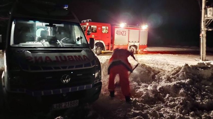 Pani Zofia zaczęła rodzić w domu, a karetka utknęła na zaśnieżonej drodze...