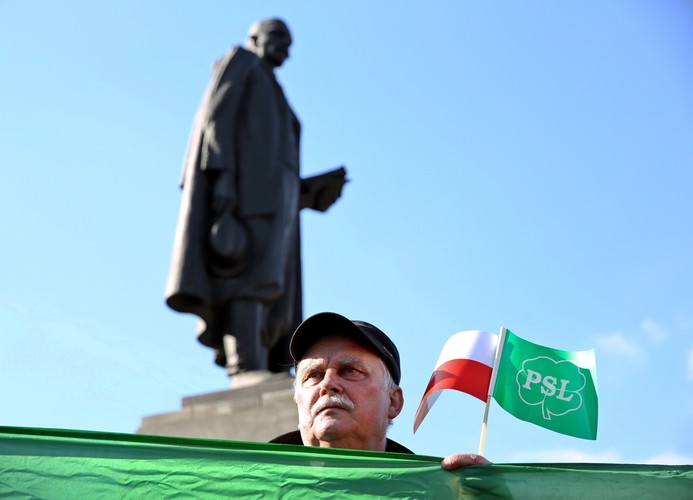 'W obronie polskiej ziemi'. Manifestacja rolników i PSL pod pomnikiem Wincentego Witosa w Warszawie