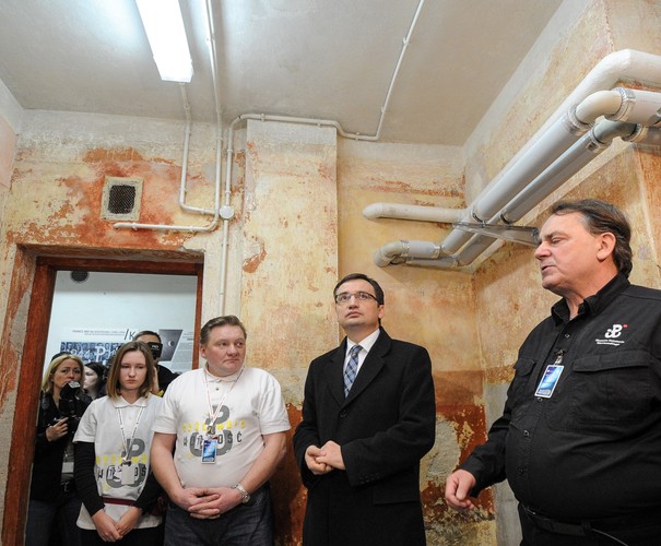 Zbigniew Ziobro w piwnicach siedziby Ministerstwa Sprawiedliwości, w których przed laty mieścił się areszt śledczy Ministerstwa Bezpieczeństwa Publicznego