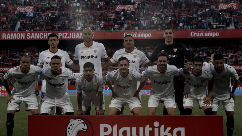 W meczu eliminacji Europy Sevilla pokonała węgierski Ujpest 4:0. Goście już od 31. minuty grali w dziesiątkę po tym, jak czerwoną kartkę zobaczył Bojović.
