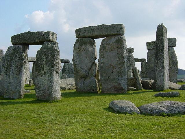 Widok na wewnętrzną część Stonehenge, czyli tajemniczych bloków kamiennych w Wielkiej Brytanii