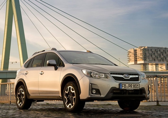 W testach Consumer Reports oceniono Subaru wyposażone w silnik benzynowy o pojemności dwóch litrów i mocy 150 KM z napędem na cztery koła, z automatyczną skrzynią CVT. Model XV startuje na polskim rynku od ceny na poziomie 23 500 euro (około 103 707 zł*) za wersję Active.<br>
Na liście wyposażenia tej odmiany znalazł się między innymi system audio z 6,2-calowym wyświetlaczem i czterema głośnikami, system Bluetooth, Inteligentny System Ratunkowy, system start/stop oraz system wspomagania awaryjnego hamowania. <br>
Według Consumer Reports samochód ten jest w stanie przejechać na jednym litrze paliwa 6,7 km (miasto) oraz 12 km w trasie. <br>
*Wg kursu na mc luty: 4,131 PLN/EUR podanego w oficjalnym cenniku przez Subaru Import Polska
