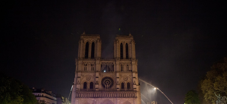 Jezus w płomieniach katedry Notre Dame. Jest też przepowiednia Nostradamusa