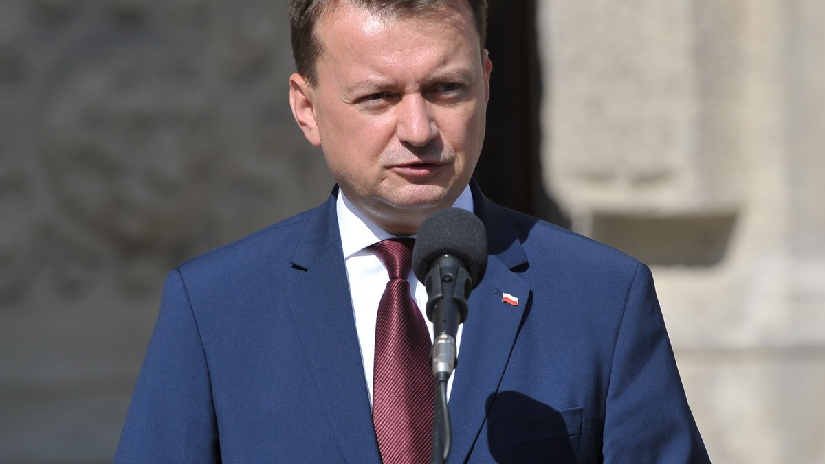 Osiem samochodów, w tym dwa radiowozy oznakowane, zamknięte skrzyżowania i zaangażowanie całej zachodniopomorskiej policji - tak wyglądała wczorajsza wizyta ministra Spraw Wewnętrznych i Administracji w Szczecinie. Poseł Nitras mówi o rozmachu i strachu, policja i PiS mówią o standardowych procedurach.