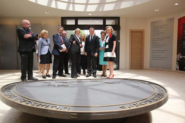 Donald Tusk we Włoszech. Uroczystości 70. rocznicy bitwy pod Monte Cassino