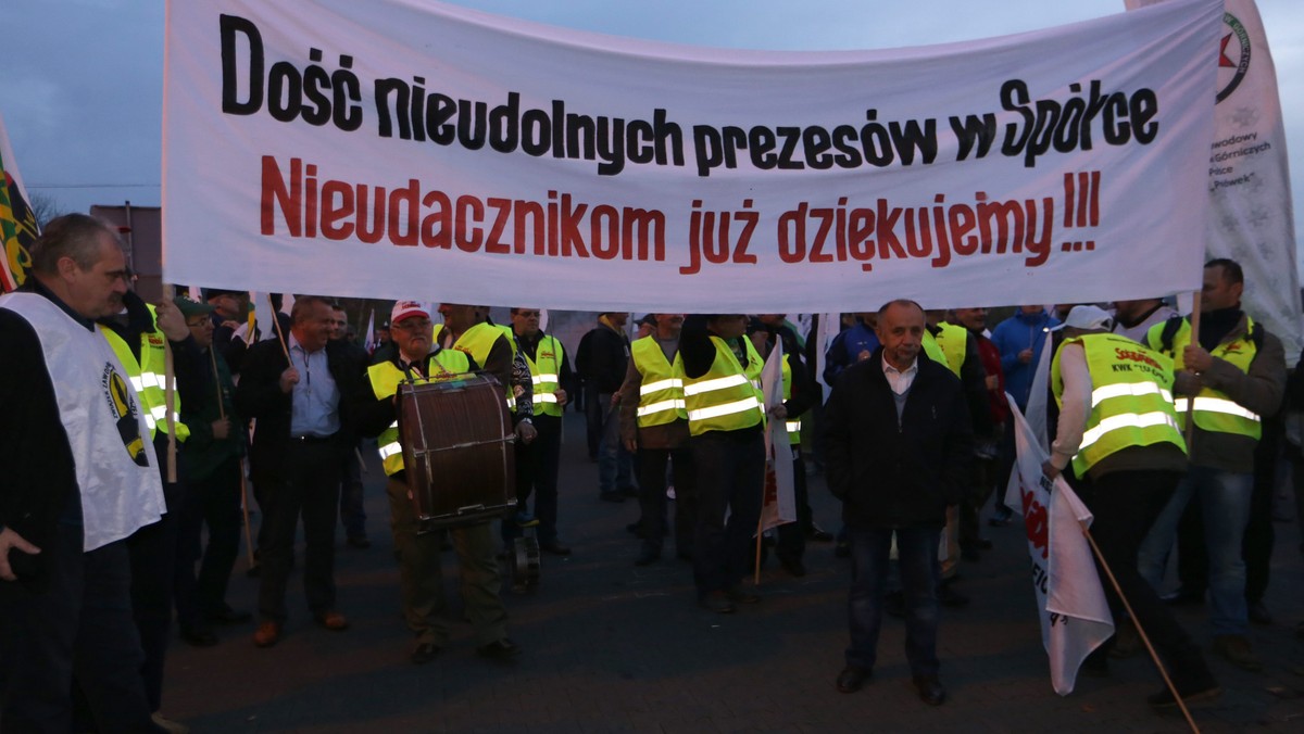 Zarząd Jastrzębskiej Spółki Węglowej wypowiedział trzy porozumienia zbiorowe zawarte ze związkami zawodowymi – podał zarząd spółki. Chce m.in. zamrożenia płac w 2015 r., zmniejszenia deputatu węglowego oraz rezygnacji z dopłat do zwolnień lekarskich.