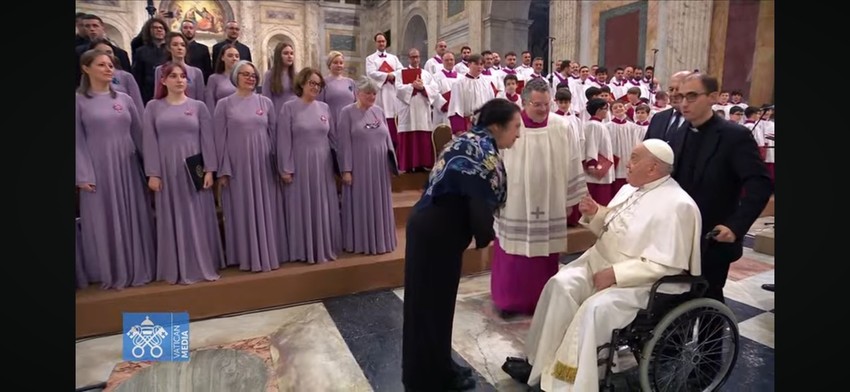 Papa Francisko prišao je da pozdravi hor kojim je dirigovala Sara Cincarević