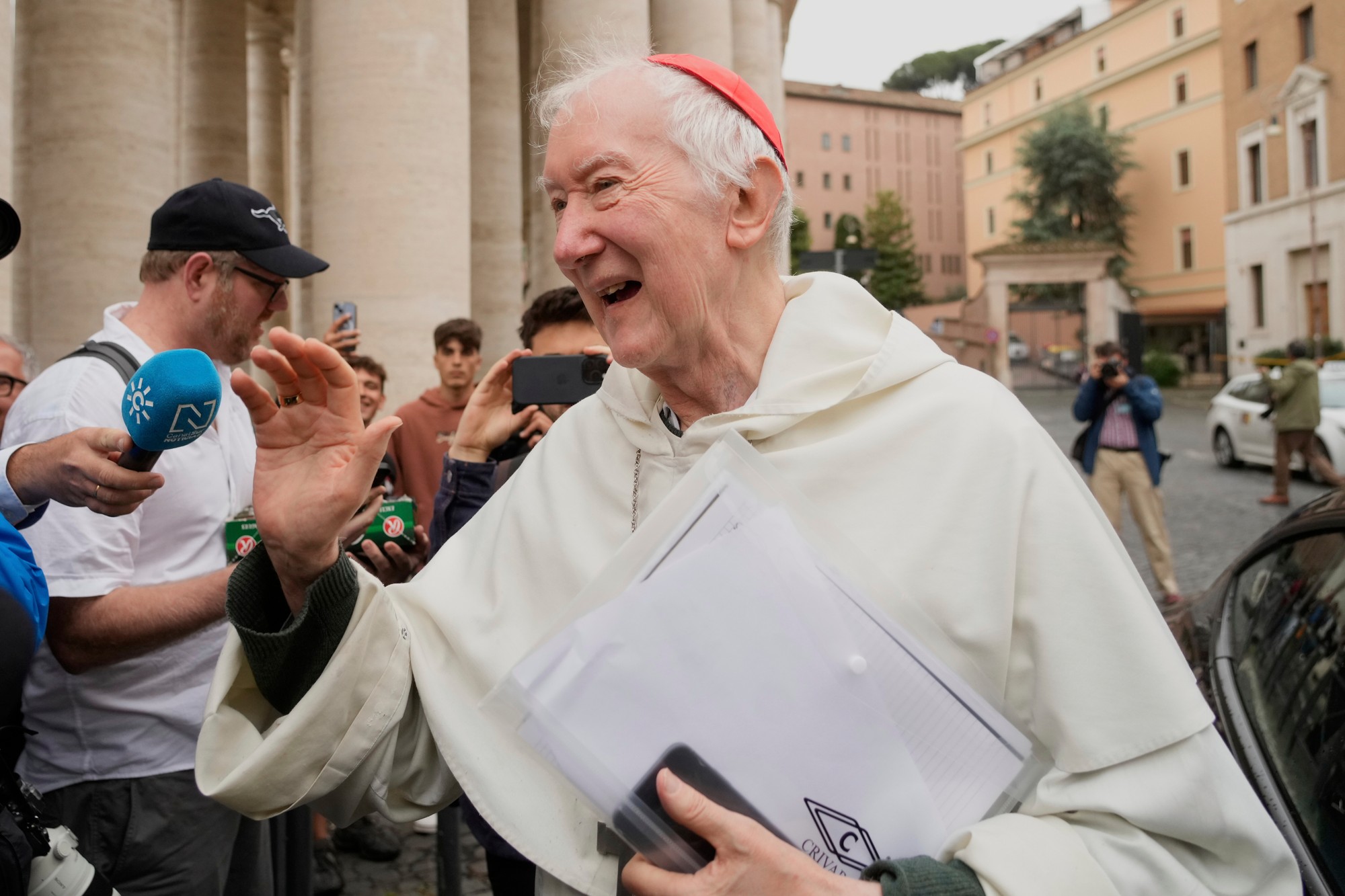 Kardinál Timothy Peter Joseph Radcliffe prichádza 5. mája 2025 do Vatikánu na generálnu kongregáciu kardinálov v Novej synodálnej sále, kde sa pripravovali na konkláve.