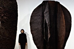 Magdalena Abakanowicz ze swoją pracą „Abakan brązowy (sizal), 1969-1972 