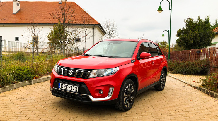 A Vitara GLX nem szűkölködik króm díszítésekben, a fényszórók ledesek