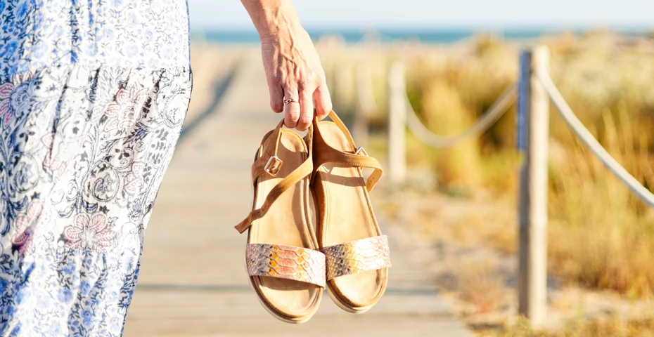 Skórzane sandały to letni hit. Kobiety po 50. uwielbiają te wygodne i stylowe modele