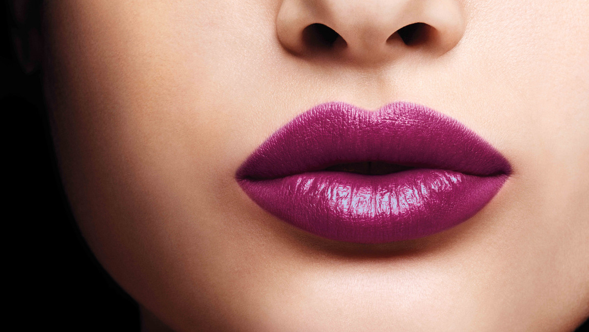 Revlon przedstawia prawdziwą kolorową rewolucję - nowe pomadki Ultra HD Gel Lipcolor. Stworzone dla wszystkich kobiet, które oprócz optymalnego nawilżenia, pragną wzmocnić wizerunek atrakcyjnym, głębokim kolorem ust. Innowacyjna, żelowa receptura szminek umożliwia osiągnięcie tego spektakularnego efektu. Odżywczy kwas hialuronowy, o wysokiej koncentracji pigmentów, który jest składnikiem Ultra HD Gel Lipcolor, pozwala cieszyć się połyskującym, mocnym odcieniem.