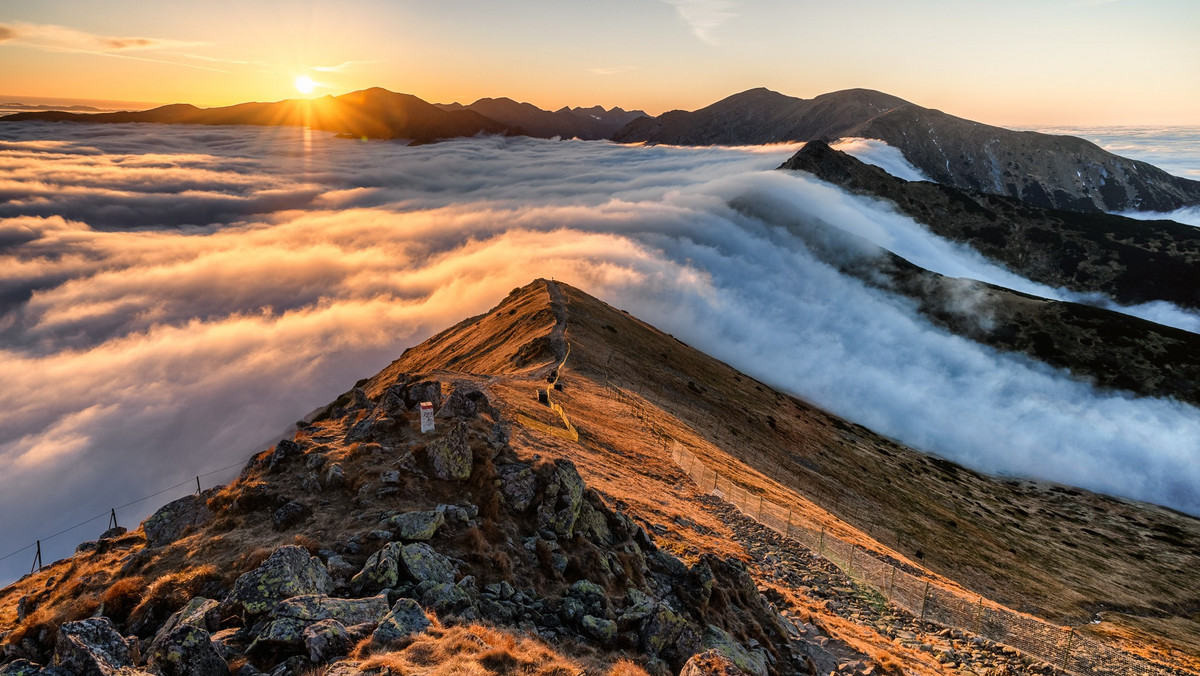 Tatry: Piękny zachód słońca. Magiczne ujęcie z Kasprowego Wierchu