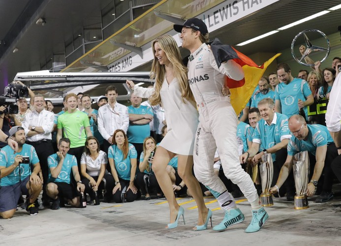 Nico Rosberg cieszy się razem ze swoją żoną