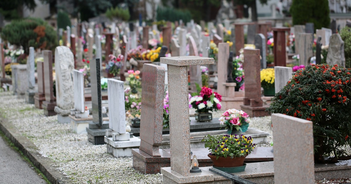 Umyj groby tym roztworem już w październiku. Na Wszystkich Świętych będą lśnić