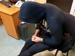 Złodziej chciał ukraść samochód, poprosił o pomoc... policjantów