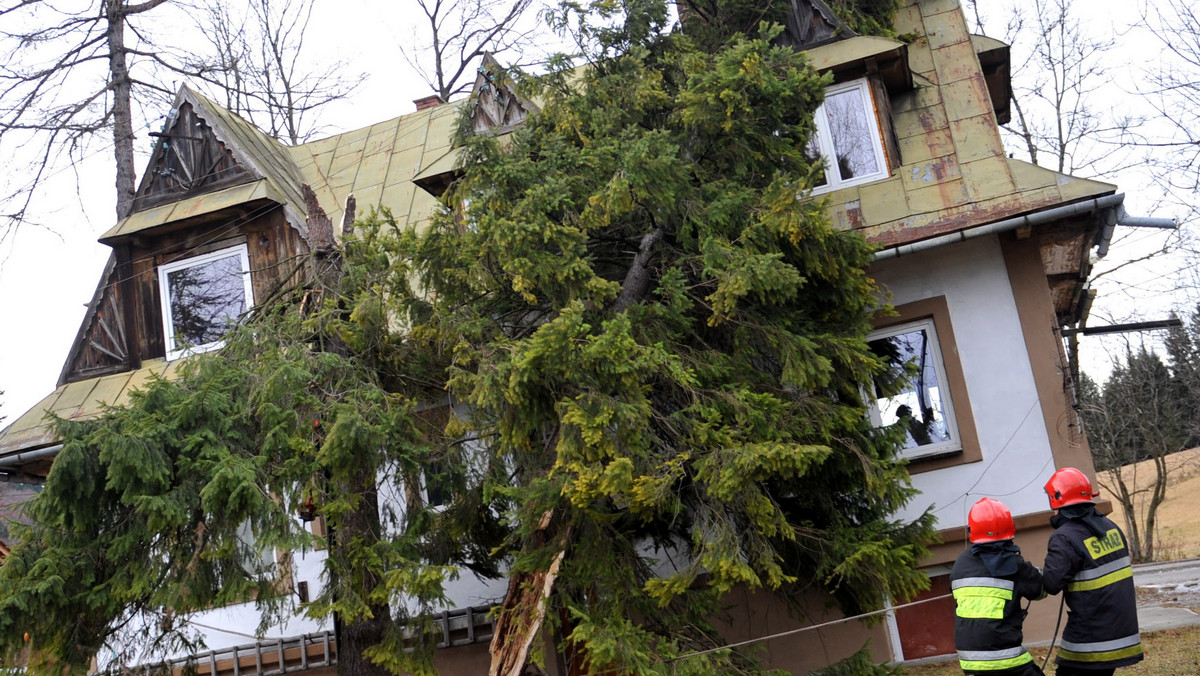 Trzy osoby ranne, zerwane i uszkodzone dachy, połamane drzewa oraz uszkodzone linie energetyczne to efekt piątkowej wichury w Beskidach. Wiatr w porywach przekraczał tam 110 km/h. Jeszcze gorzej było w Tatrach, gdzie halny sięgnął 140 km/h, a wskutek silnego wiatru w Zakopanem, ranne zostały dwie osoby. W weekend na silny wiatr muszą być przygotowani mieszkańcy Śląska i Dolnego Śląska, gdzie, jak zapowiada PKP, mogą wystąpić też problemy w kursowaniu pociągów.