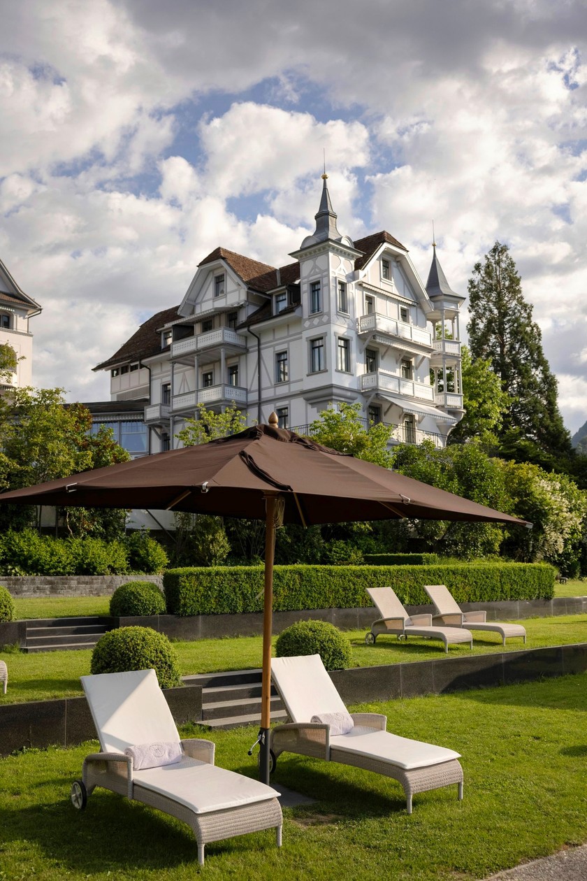 Idylle: Zum Chenot Palace gehört ein Seegrundstück mit Sonnenliegen und Steg.