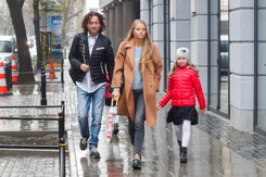 Osobliwa piosenka Agaty i Piotra Rubików. 'Matoły otwórzcie szkoły'