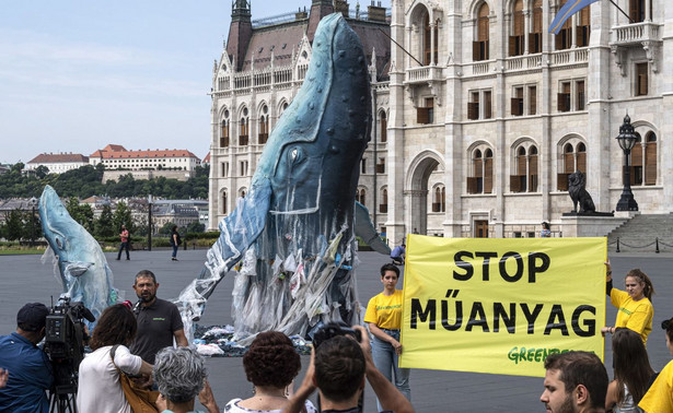 Wieloryby przed węgierskim parlamentem. Greenpeace chce zakazu używania jednorazowych torebek plastikowych