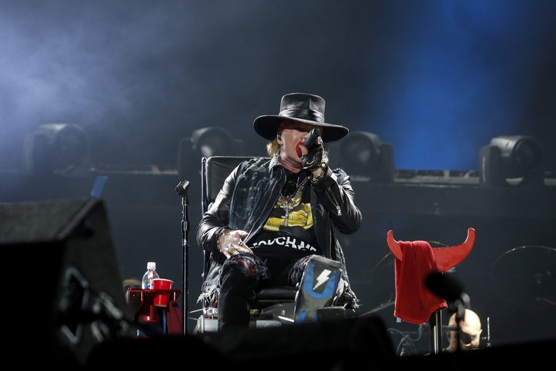 Axl Rose zajął w składzie AC/DC miejsce Briana Johnsona, który po ponad 30 latach musiał przerwać karierę z powodu problemów ze słuchem. Zespół był zmuszony przerwać trasę po USA i szukać zastępstwa. Założyciel Guns N'Roses zadzwonił ponoć do menedżera Autralijczyków i zaproponować swoją osobę… Axl Rose zgodził się wystąpić na 12 koncertach formacji w Europie. Tournée właśnie ruszyło, choć nie wszystkim fanom się ta "dobra zmiana" podoba – 7 tysięcy Belgów zwróciło bilety na koncert, który odbędzie się 16 maja 2016 roku w Werchter. Wcześniej wystosowali petycję do muzyków AC/DC o zaprzestanie występów bez Briana Johnsona. Według przyjaciela wokalisty, Jima Breuera 68-letni muzyk został ze składu wyrzucony, ponieważ poinformował kolegów o swoim stanie zdrowia, ale nie zamierzał przerywać tournée. Po europejskich koncertach z AC/DC (ostatni odbędzie się 12 czerwca w duńskim Aarhus) Axl Rose wróci do reaktywowanego Guns N’ Roses na trasę "Not In This Lifetime Summer Stadium Tour". A wreszcie z AC/DC będzie kontynuował przerwane tournée promujące album "Back in Black" w Stanach. Nowe daty 10 przełożonych amerykańskich występów mają zostać ogłoszone już wkrótce. Dla wokalisty będzie to spore wyzwanie, bo przecież niedawno złamał nogę i podczas koncertów siedzi na tronie (pożyczonym od Foo Fighters).