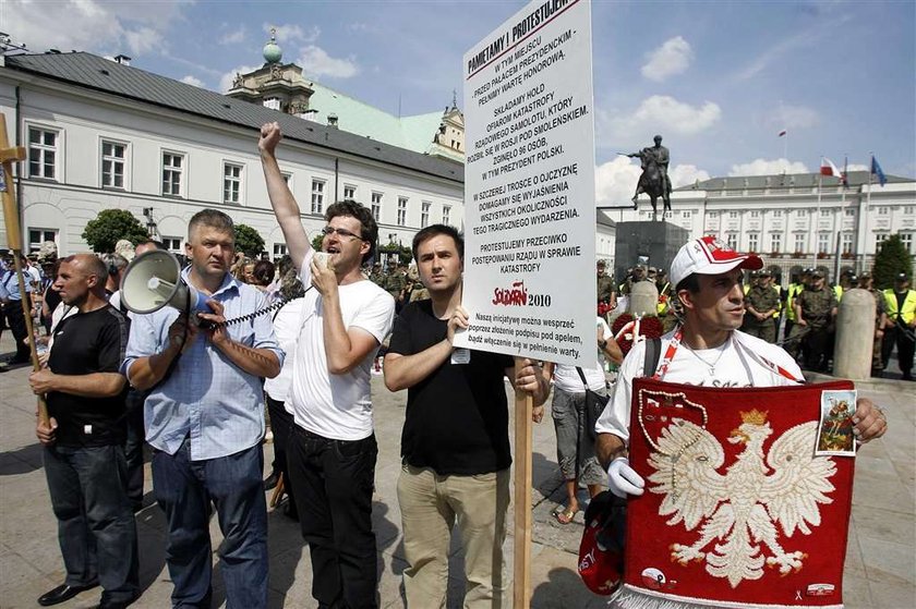 Mariusz Bulski, aktor znany głownie z epizodów (m.in. "M jak miłość" i "Plebania") oraz występu w filmie Jana Pospieszalskiego "Solidarni 2010" powiedział, że zwolennicy krzyża będą go bronić dzień i noc