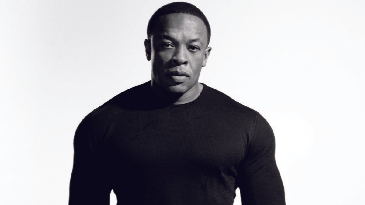 Dr. Dre zaprezentował pierwszy album od 16 lat. "Compton" w wersji fizycznej trafi do sprzedaży 21 sierpnia, a krążek w wersji cyfrowej zadebiutował w pierwszej dziesiątce list przebojów w 75 krajach. Tantiemy z płyty zostaną przeznaczone na budowę artystycznego ośrodka w Compton.