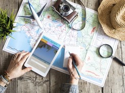 Bynajmniej nie... z rodziną! Badanie pokazało, jak i dokąd lubią podróżować Polacy