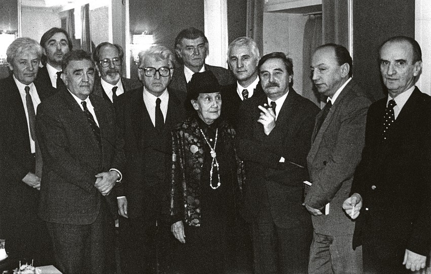 Proslava 90. rođendana Desanke Maksimović 1989. u Narodnom pozorištu - veliki srpski pisci na jednom mestu: Slobodan - Boba Selenić, Duško Kovačević , Antonije - Lule Isaković, Dragoslav Mihailović, Dobrica Ćosić, Stevan Raičković, Desanka Maksimović, Matija Bećković, Milorad Pavić, Miodrag Bulatović Bule, Borislav Mihajlović Mihiz