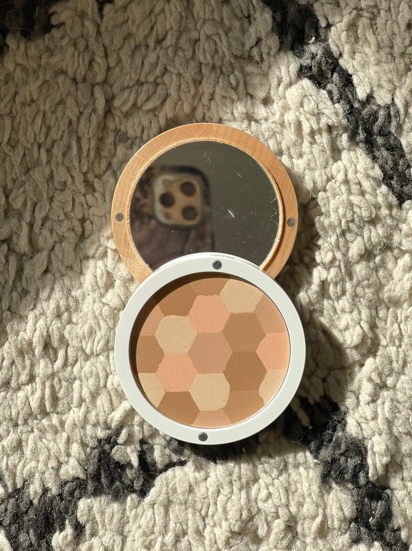 Die Produkte der französischen Bio-Make-up-Marke sind aus pflanzlichen Inhaltsstoffen gemacht, ie Verpackungen recyclebar. 