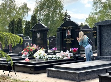 Suzana Jovanović na groblju na Pobusani ponedeljak: Sama kadi grob pokojnog muža, zapalila sveću i ostavila sveće (FOTO)