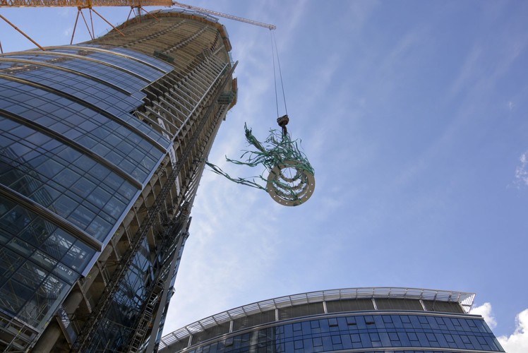 W piątek zakończyła się realizacja konstrukcji ostatniego z obiektów wchodzących w skład kompleksu Warsaw Spire – najwyższej 220-metrowej wieży (wysokość budynku to 180 metrów, plus 40 metrów iglicy). Na szczycie budynku wieżowego zabetonowany został ostatni strop. Na zdjęciu: symboliczne zawieszenie wiechy na wieży Warsaw Spire