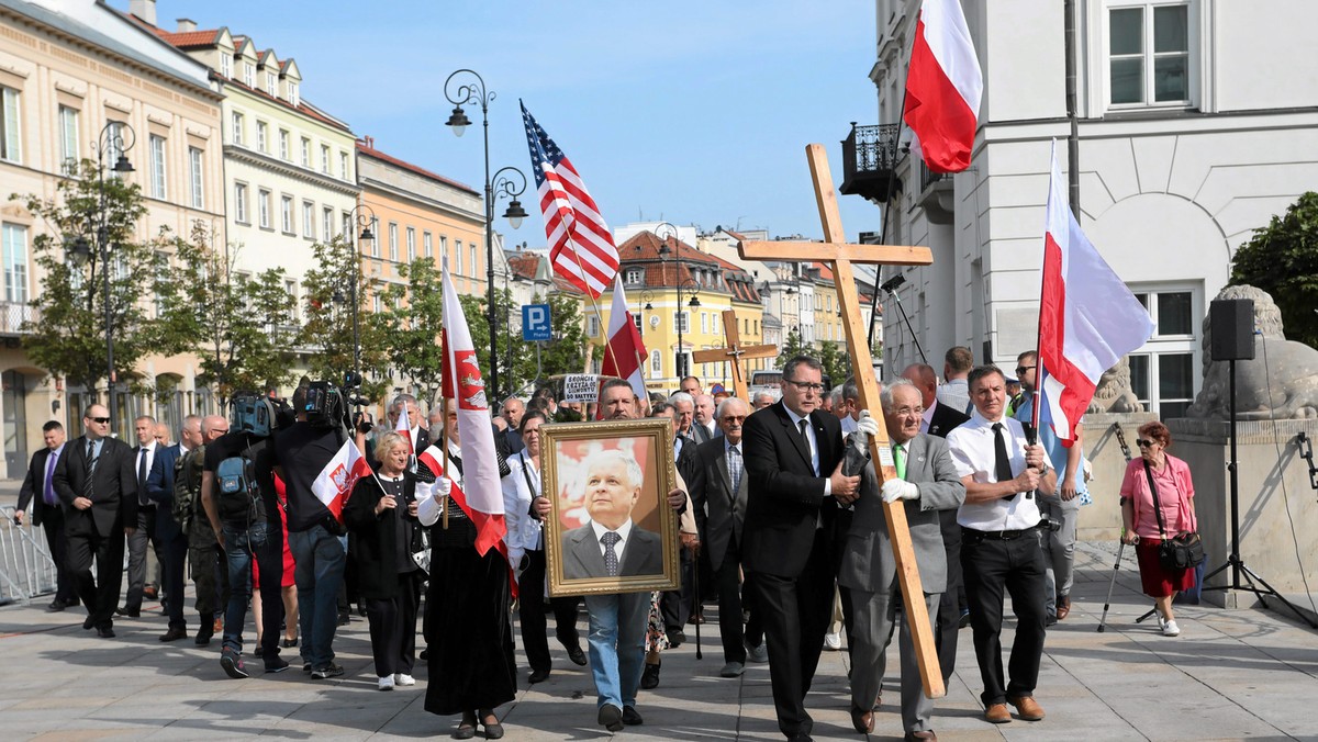 Rodziny zaapelowały, by pozwolono im dzisiaj uczcić pamięć swoich bliskich, podczas 87. miesięcznicy. Między innymi stowarzyszenie Obywatele RP zapowiedziało, że zrobi wszystko, by zablokować przemarsz uczestników miesięcznicy.