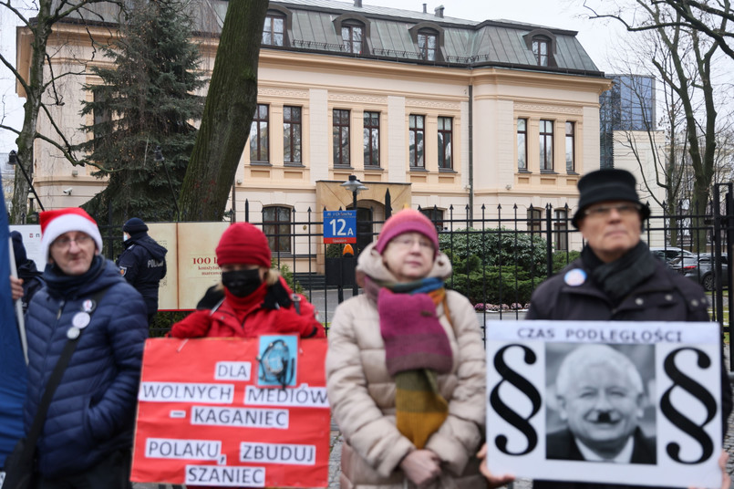 protestujący