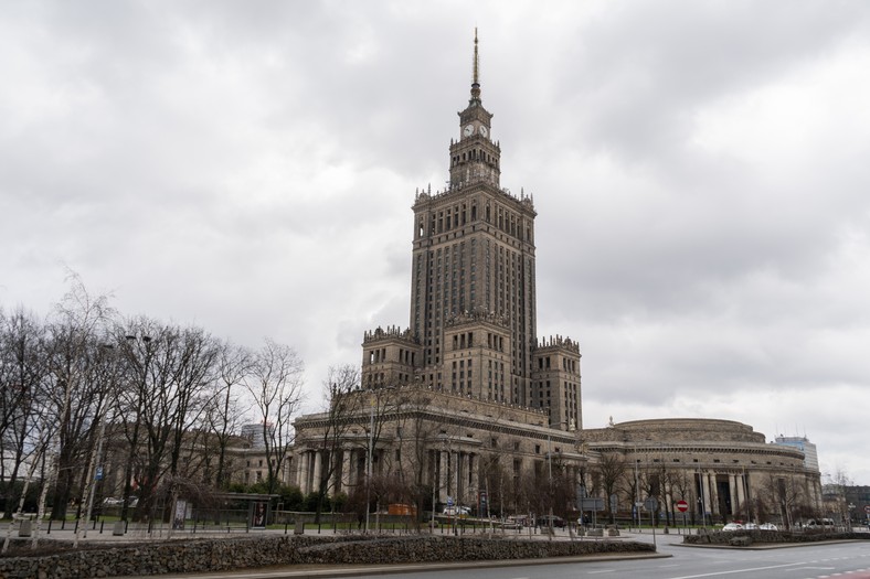 Pałac Kultury i Nauki w Warszawie jest dziś jednym z symboli komunizmu w Polsce. Wyrastające w jego otoczeniu wieżowce to z kolei symbol reform, które nasz kraj przeszedł w ostatnich dekadach.