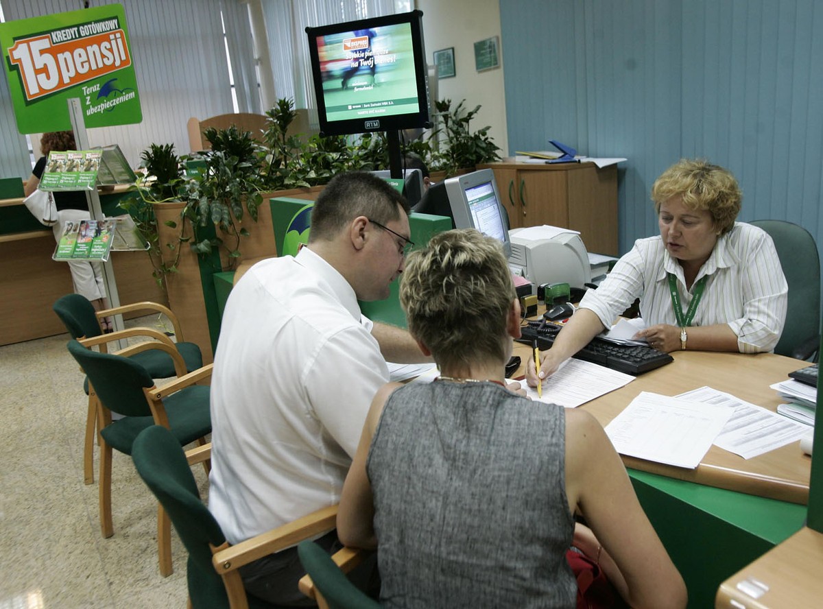 Płacisz rachunki w okienku? Bank cię złupi