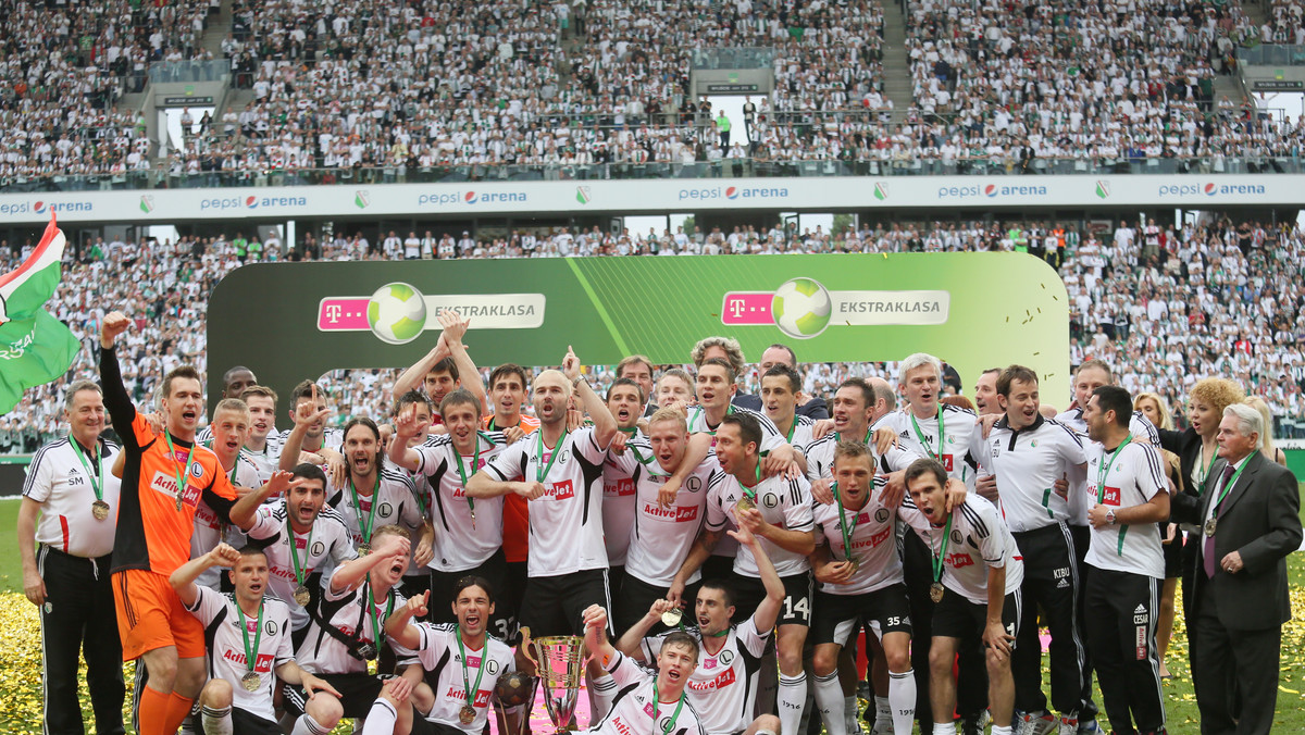 Legia Warszawa została oficjalnie ukoronowana za wywalczenie mistrzostwa Polski w sezonie 2012/13! W ostatnim meczu sezonu pokonała Śląsk Wrocław 5:0 (4:0), a hat trickiem popisał się Marek Saganowski (fot. PAP/Leszek Szymański).