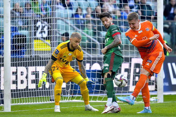 Piłkarz Śląska Wrocław Caye Quintana (C) i bramkarz Michał Szromnik (L) oraz Maciej Ambrosiewicz (P) z Bruk-Betu Termaliki Nieciecza podczas meczu Ekstraklasy