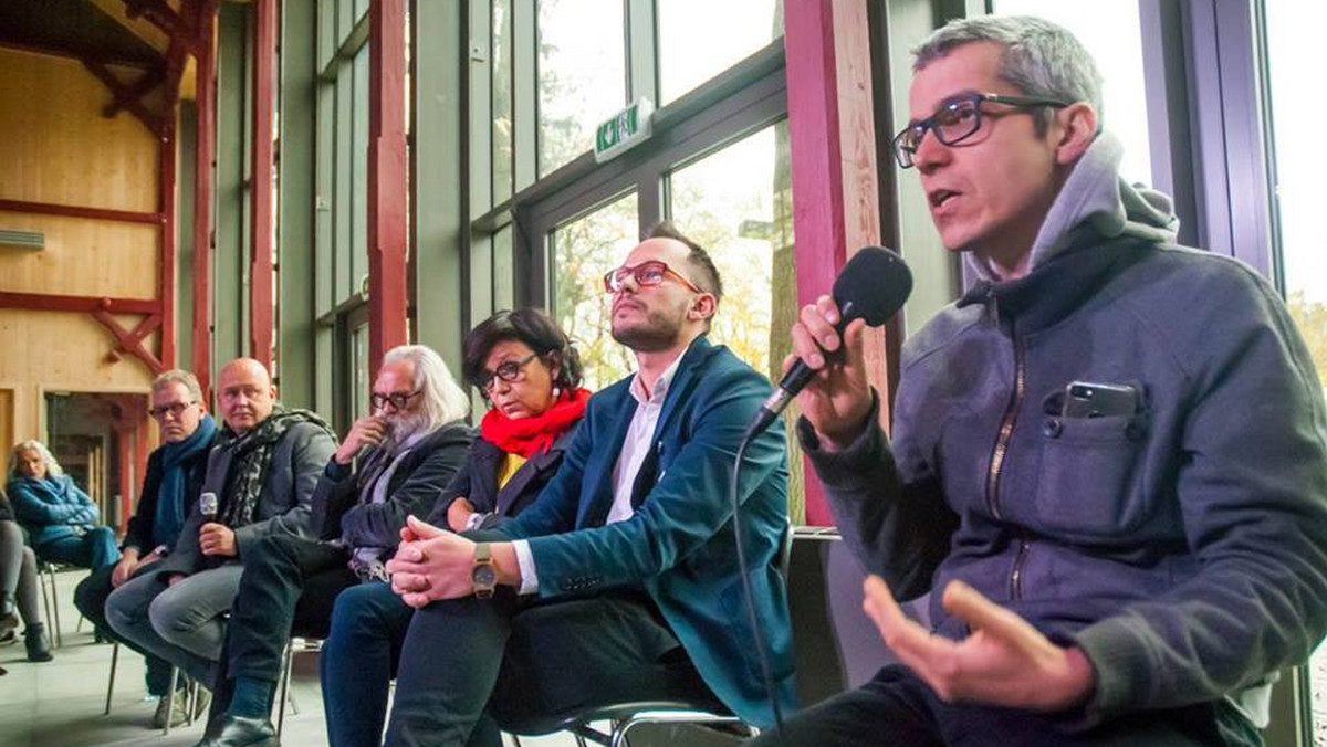 Na Festiwalu Conrada w Krakowie padły mocne słowa o stanie polskiej kultury. Brakuje regulacji prawnych, nie dialogujemy z władzą, a środowisko artystyczne jest coraz bardziej skłócone. - Jest źle, a będzie jeszcze gorzej - mówi krytyk Jacek Wakar, a pozostali goście debaty dawali kolejne przykłady na potwierdzenie tej tezy. - Nie zabezpieczyliśmy prawnie naszej kultury. Po dwóch latach jest demontaż - stwierdziła reżyserka Joanna Kos-Krauze.