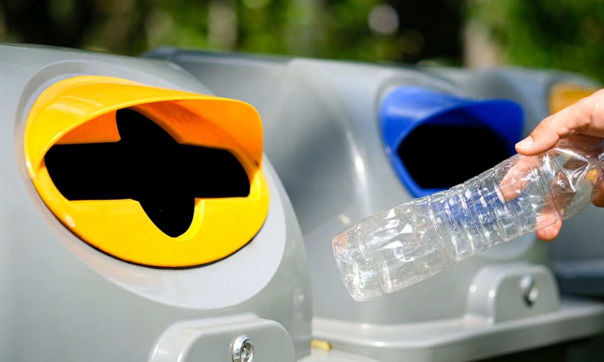 Białe kubły na śmieci w polskich miastach. Nie wiemy, co do nich wrzucać