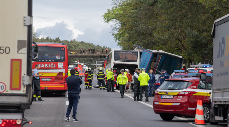 Szlovák sajtóértesülések szerint valószínűsíthető, hogy a magyar busz sofőrje elaludt a baleset előtt / Fotó: MTI/TASR/TASR/Michal Svítok