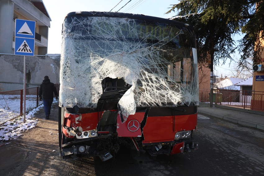 Autobus koji je uleteo u dvorište kuće