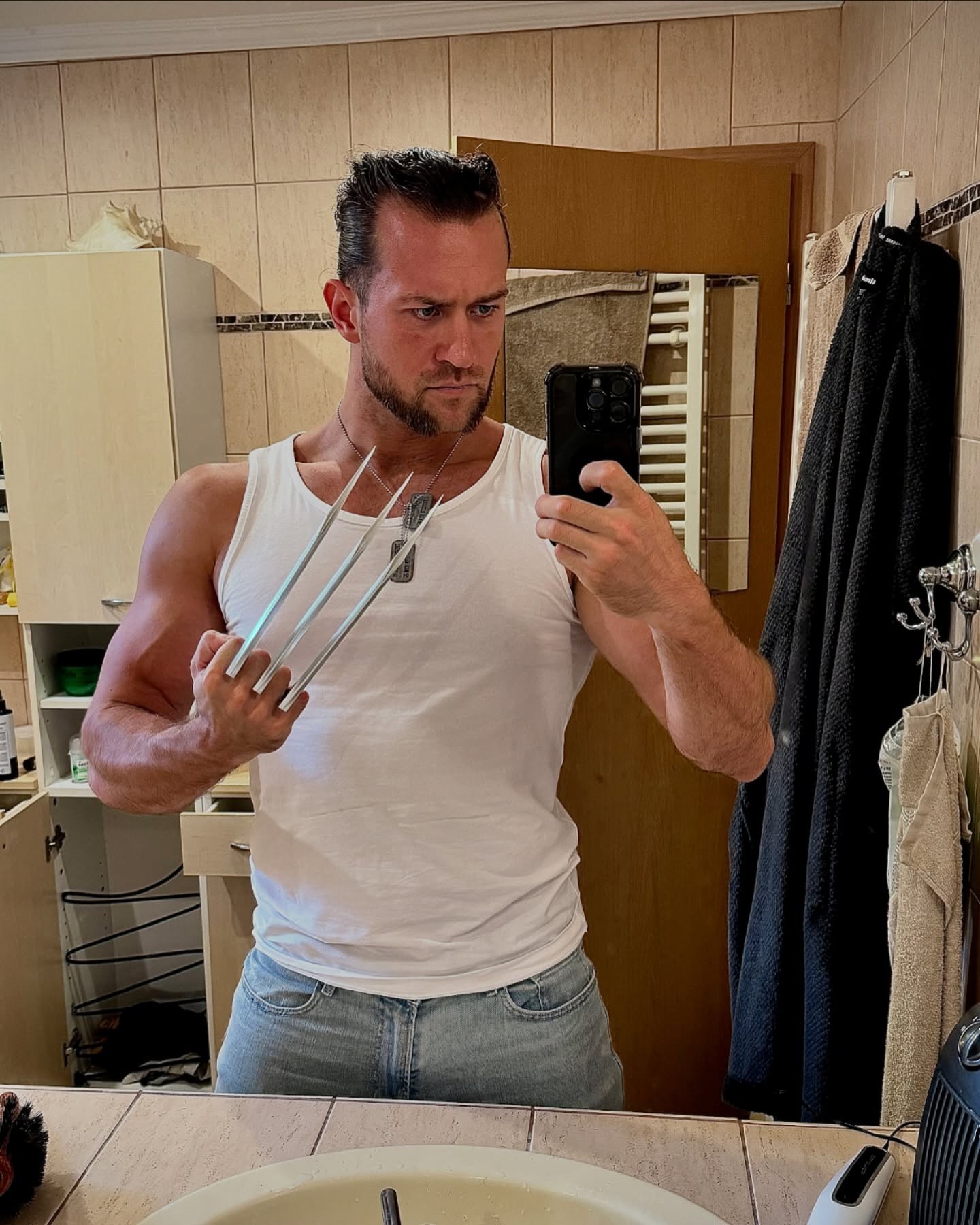 Exfarmár a bývalý striptér Henrik Szabo. 