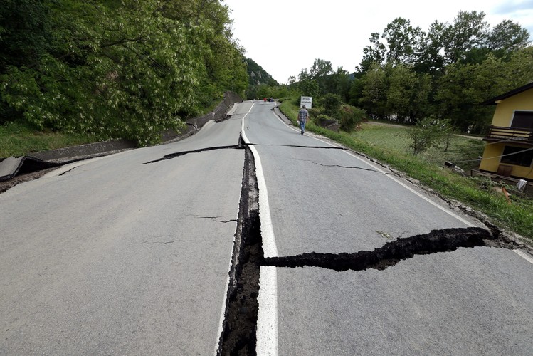 Powódź na Bałkanach zagraża największej elektrowni w Serbii. Chodzi o położoną na południowy zachód od Belgradu zasilaną węglem elektrownię imienia Nikoli Tesli, zaopatrującą w prąd dużą część kraju. Znajduje się ona nad brzegiem rzeki Sawy.
Premier Serbii Aleksandar Vucic oświadczył, że jego rząd skupia się przede wszystkim na ochronie elektrowni. 